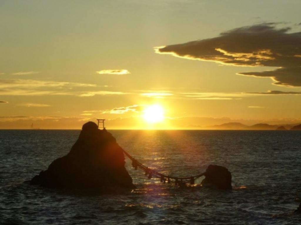 夫婦岩の間から見える朝日