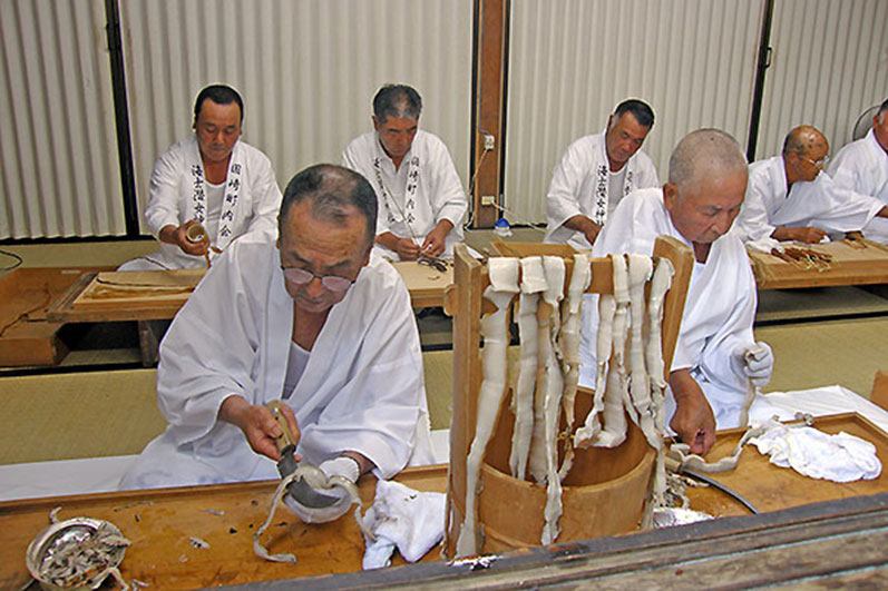 国崎町にある伊勢神宮調進所で熨斗鮑（のしあわび）を作る人達