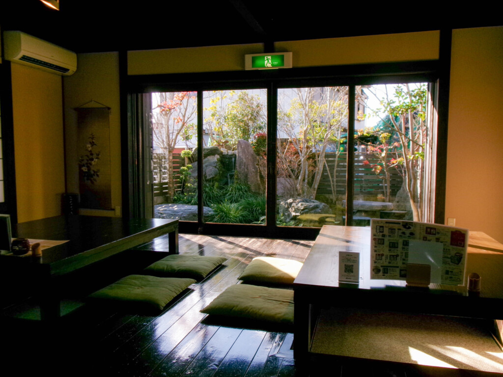 深緑茶房店内の様子①(ほりごたつ席からはお庭が見れます)
