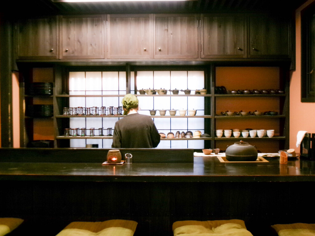 深緑茶房店内の様子②(こだわりのカウンター席)