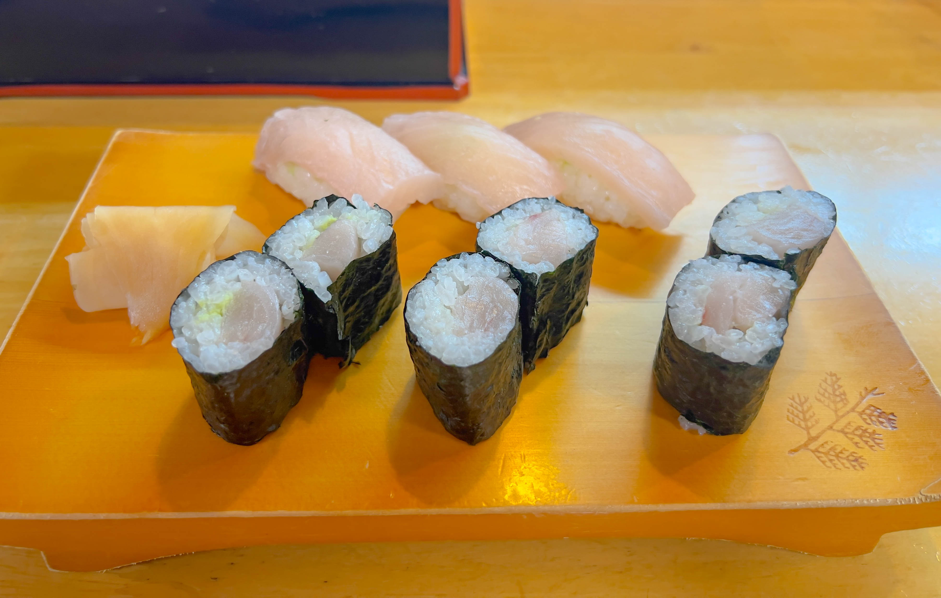サワラ鉄火巻きとサワラの握り