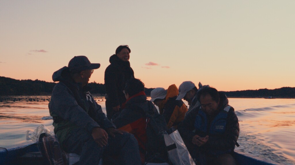 お客さんを船で運ぶ姿