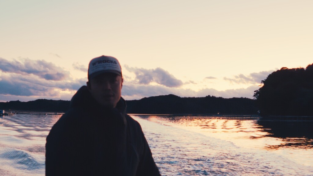 夕暮れ時の的矢湾