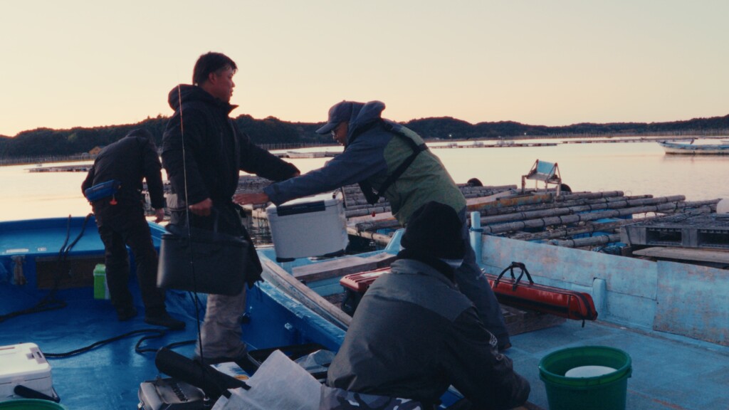 お客さんを筏に乗せるところ