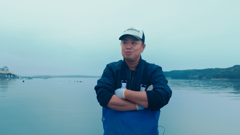 的矢湾を背景にした伊藤龍馬氏