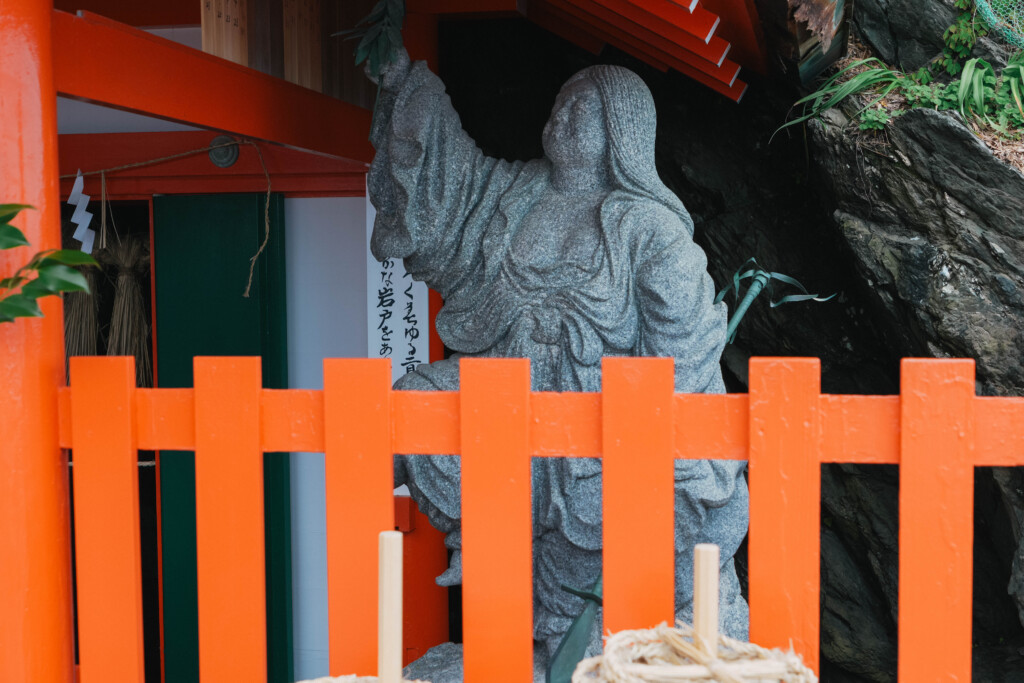 二見興玉神社の参道にある天宇受売命の像
